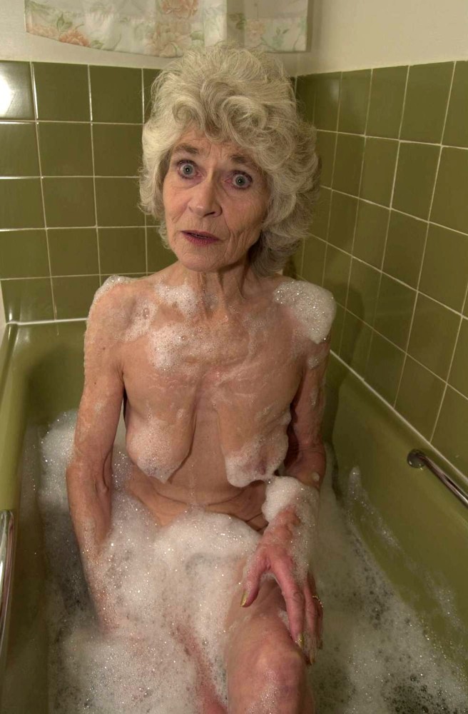 Extremely old granny playing with her wrinkly cunt in the tub #71652092