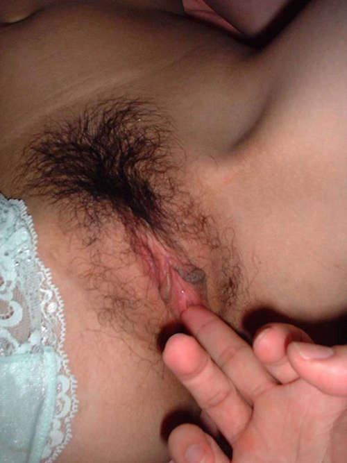 Photos d'une chaudasse asiatique qui adore sucer la bite de son mec.
 #69934957