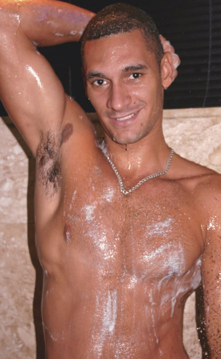 筋骨隆々のラテン系男がシャワーを浴びながら自慰行為をしてザーメンを出す
 #76936931