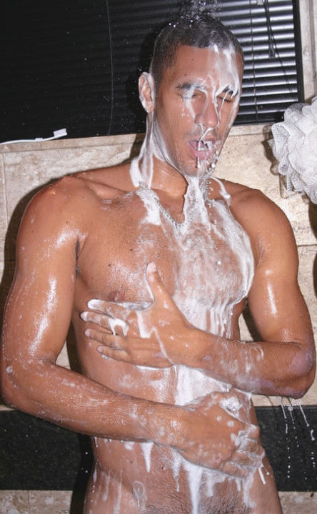 筋骨隆々のラテン系男がシャワーを浴びながら自慰行為をしてザーメンを出す
 #76936942