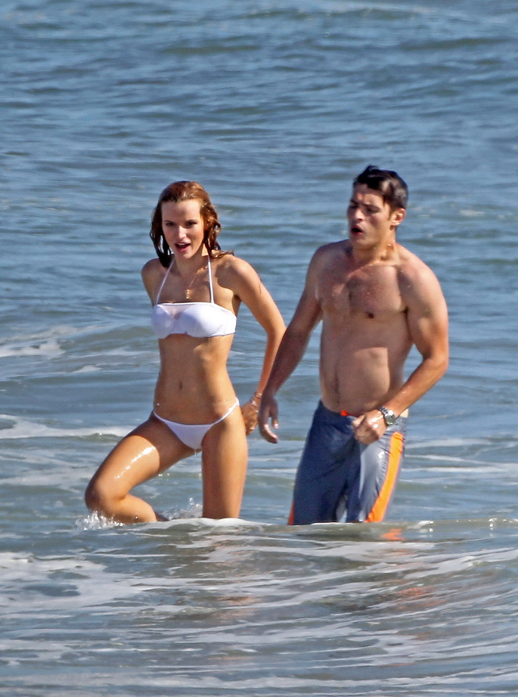 Bella thorne zeigt ihren Bikinikörper an einem Strand
 #75164770