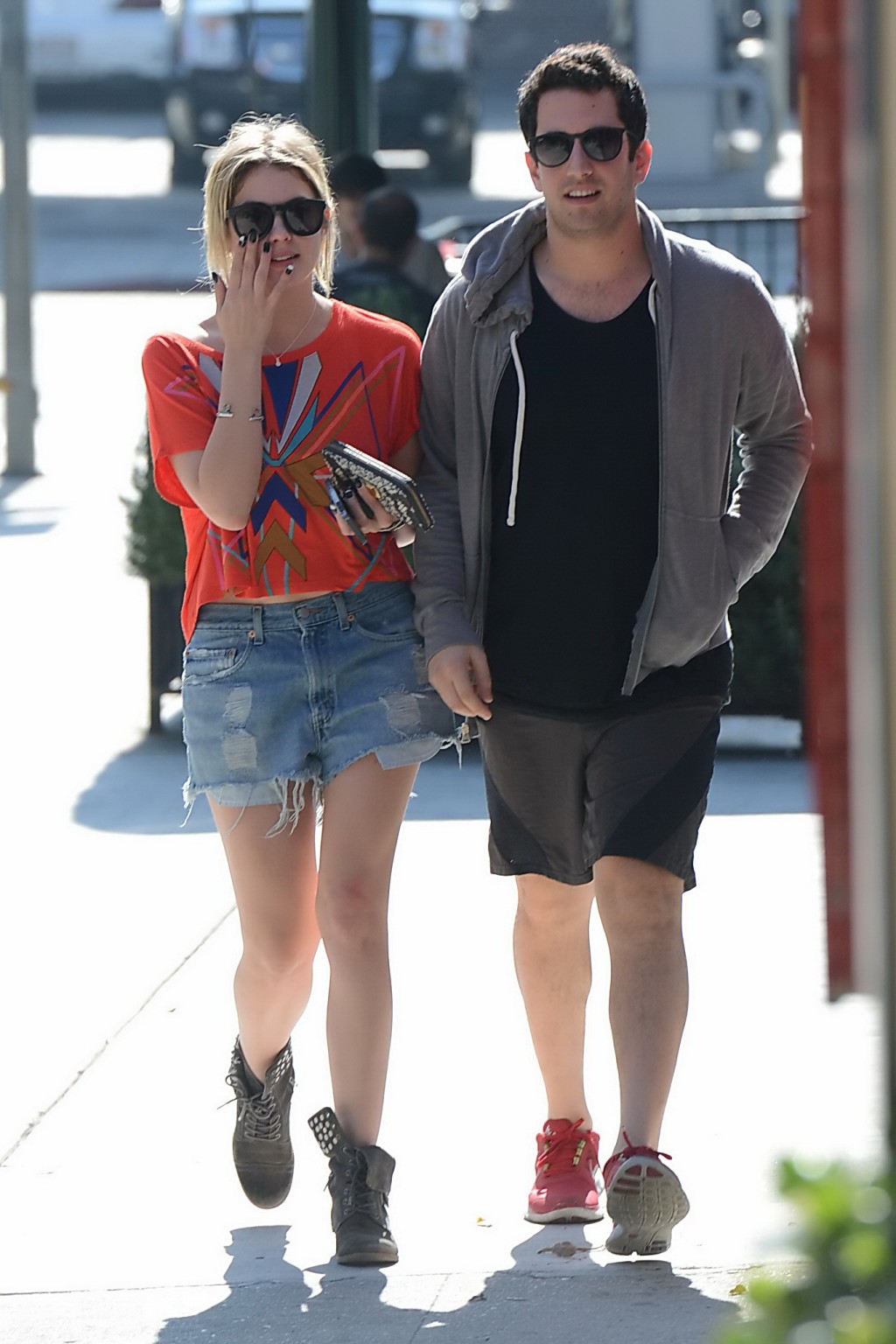 Ashley benson porte un short en jean déchiré et un haut excessif après un déjeuner avec son mari.
 #75240985