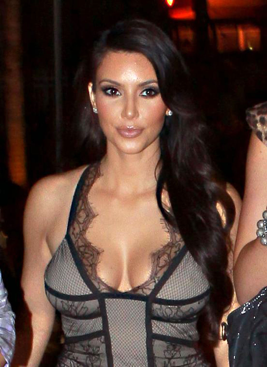 Kim Kardashian expose son cul sexy et ses énormes seins.
 #75318607