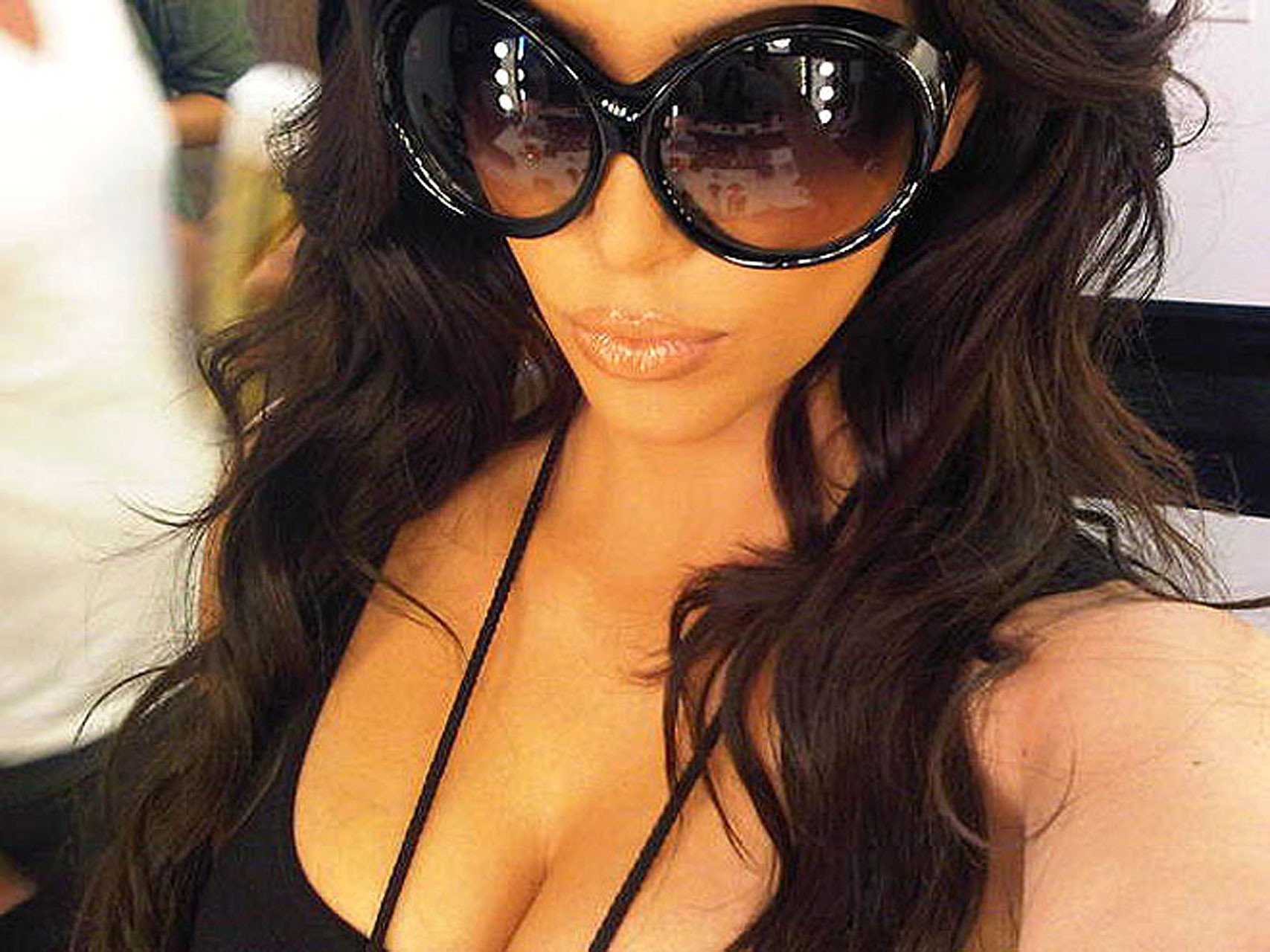 Kim Kardashian entblößt sexy Arsch und riesige Brüste
 #75318645
