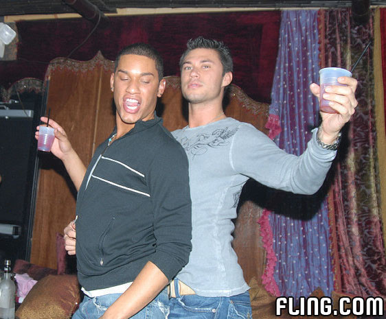 Des célibataires gays sexy se retrouvent dans ce club hbot pour une action anale torride.
 #76955950