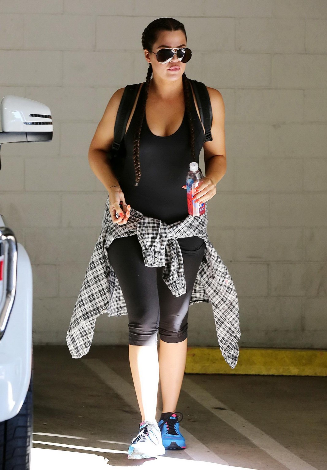 Khloe kardashian tetona con un tanktop negro a la salida de un gimnasio en beverly hills
 #75179802