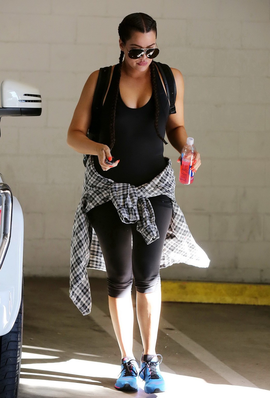 Khloe kardashian tetona con un tanktop negro a la salida de un gimnasio en beverly hills
 #75179806