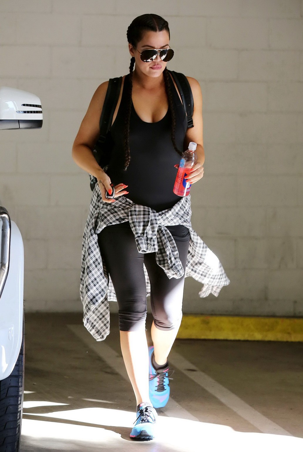 Khloe kardashian tetona con un tanktop negro a la salida de un gimnasio en beverly hills
 #75179810