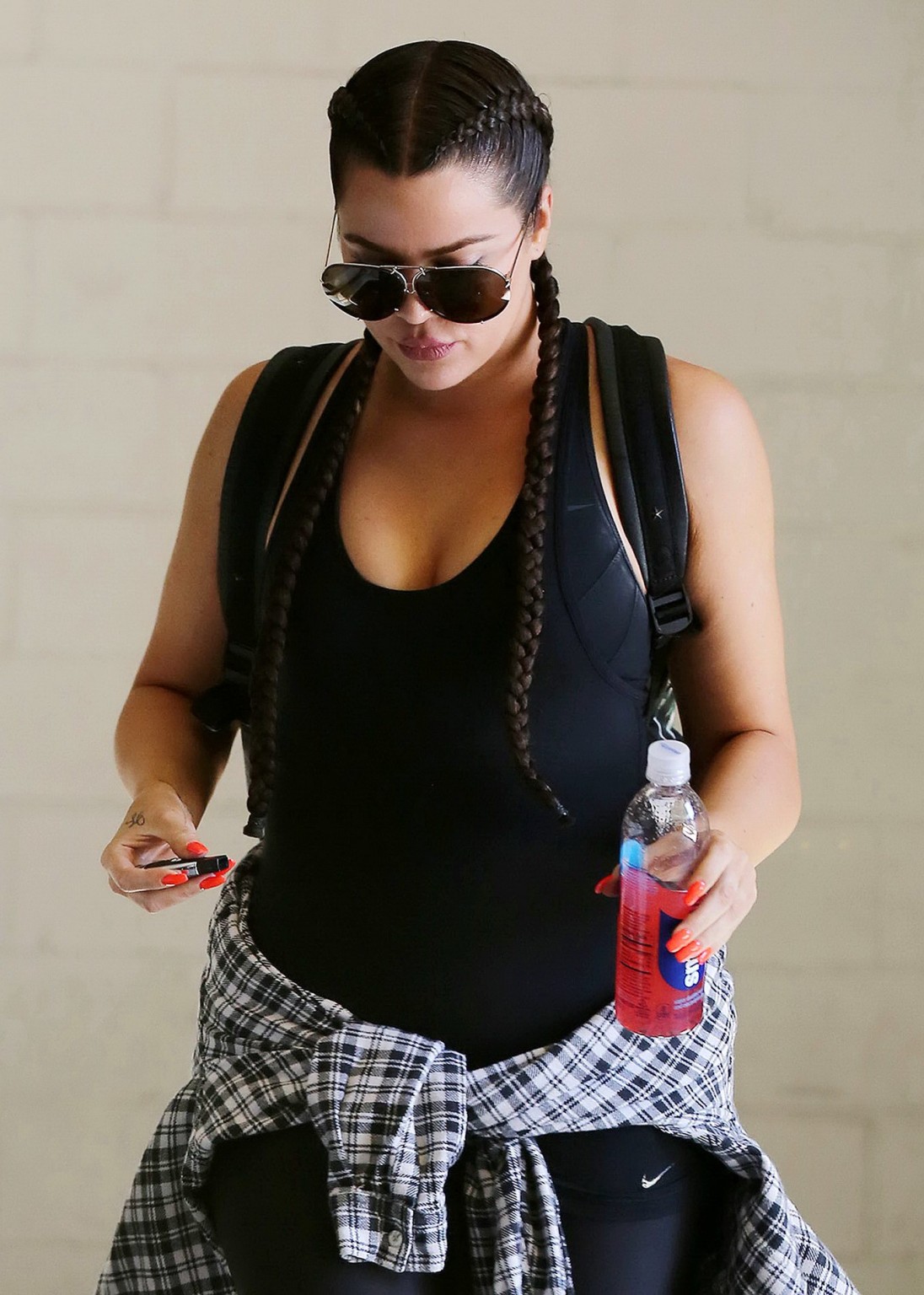 Khloe kardashian tetona con un tanktop negro a la salida de un gimnasio en beverly hills
 #75179814