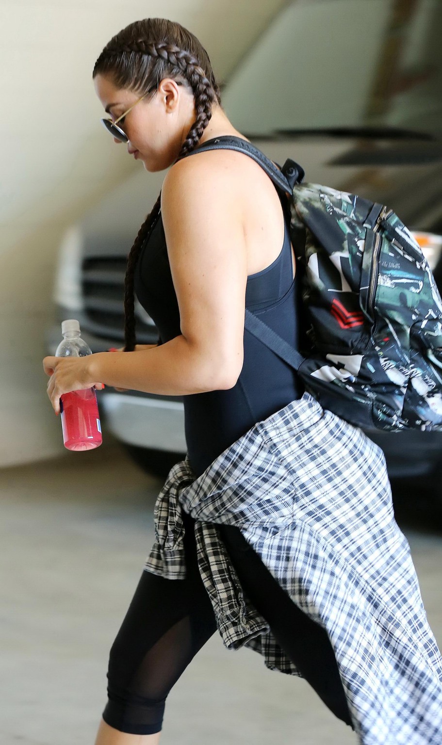 Khloe kardashian tetona con un tanktop negro a la salida de un gimnasio en beverly hills
 #75179871