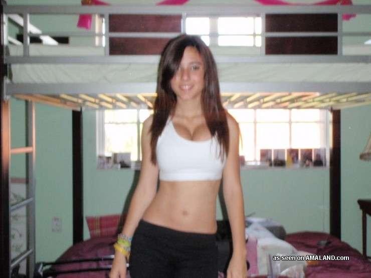 Novias sexys con mucho pecho mostrando sus pechos
 #72900542