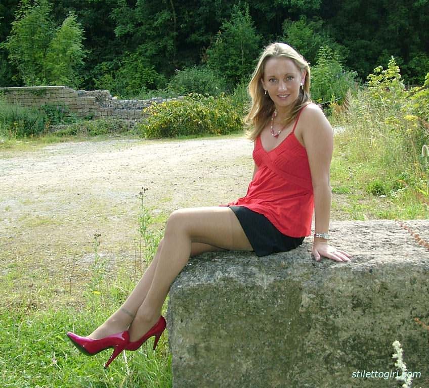Stiletto-Mädchen in Strümpfen und roten High-Heels
 #72700598