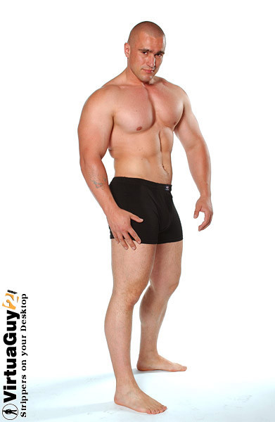 Chico musculoso posando desnudo
 #77007388