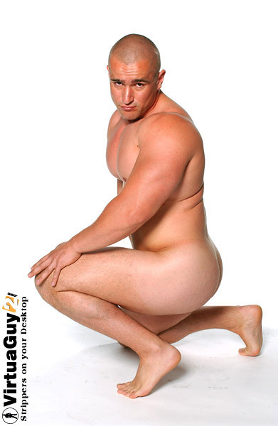 Chico musculoso posando desnudo
 #77007448