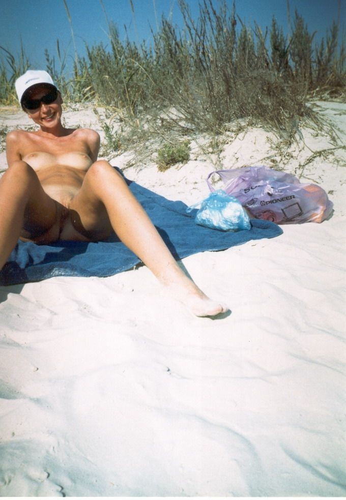 Une blonde surprend la plage nue avec son corps sexy.
 #72255554