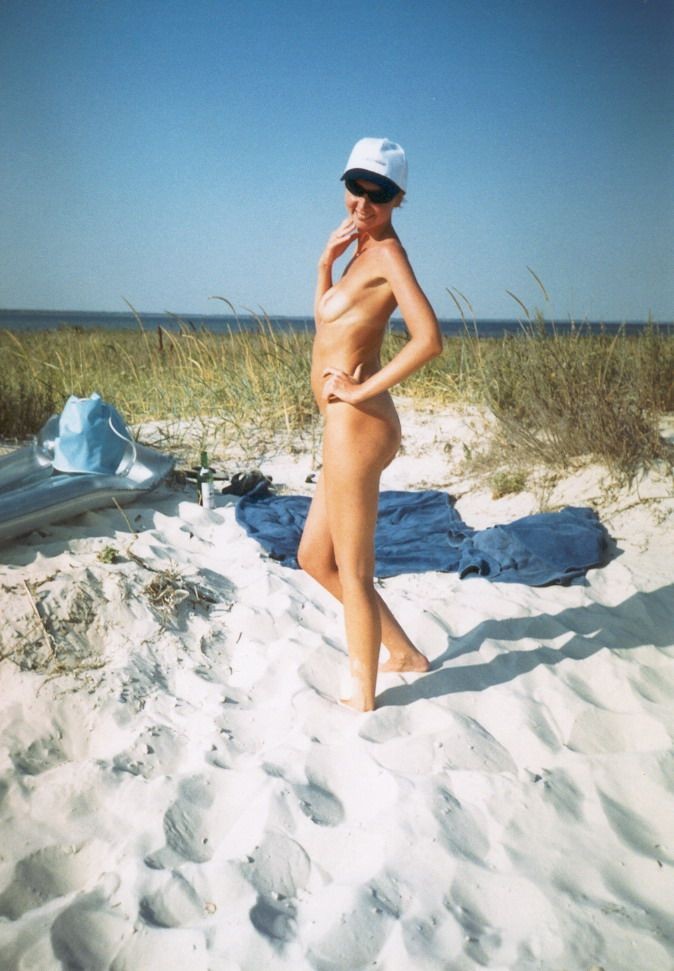 La rubia sorprende en la playa nudista con su cuerpo sexy
 #72255558