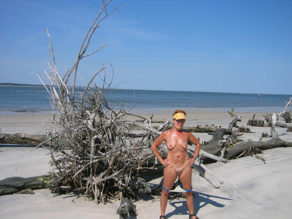Une blonde surprend la plage nue avec son corps sexy.
 #72255572