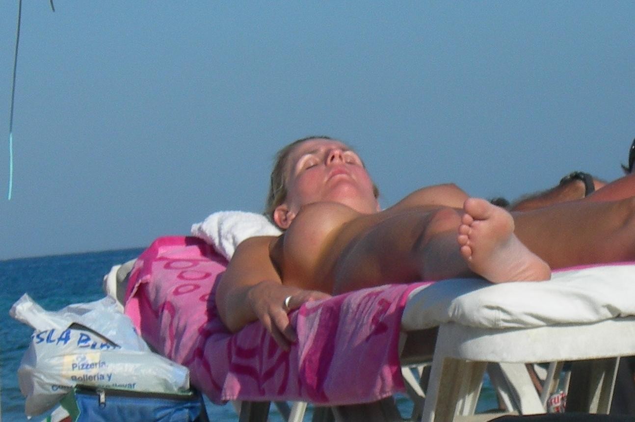 La rubia sorprende en la playa nudista con su cuerpo sexy
 #72255601