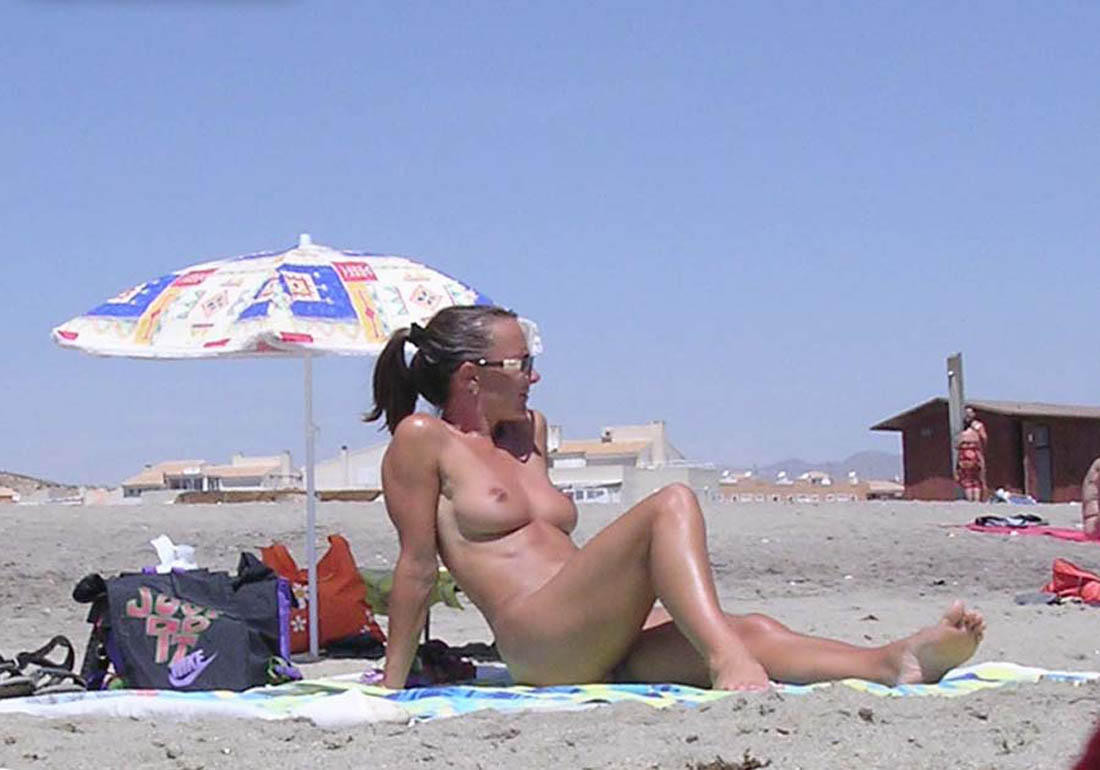 Une blonde surprend la plage nue avec son corps sexy.
 #72255624