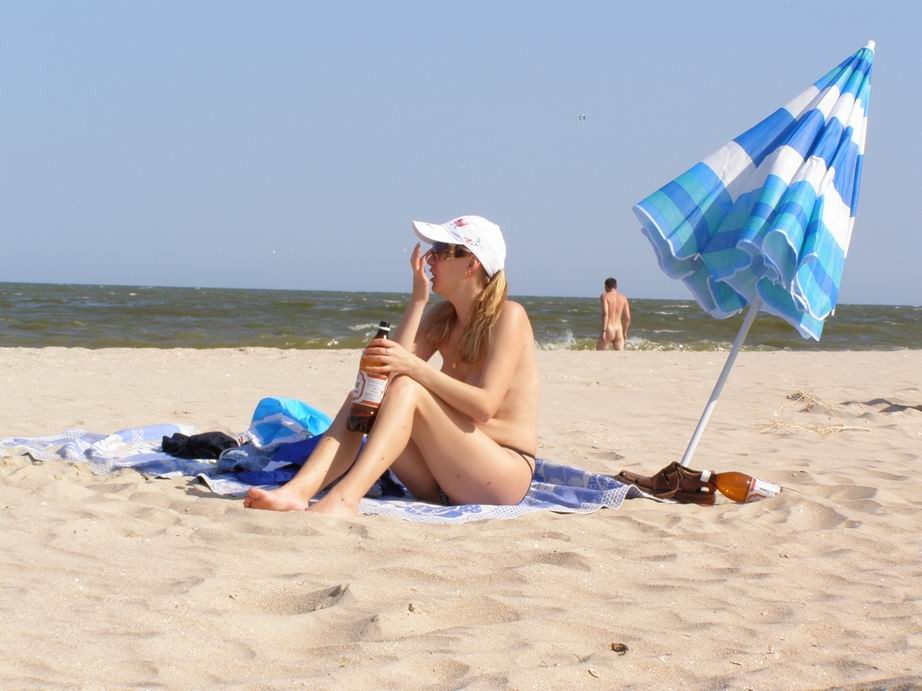 Une blonde surprend la plage nue avec son corps sexy.
 #72255630