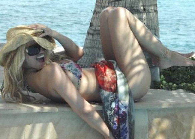 Hot celebrity singer Jessica Simpson hard nipples and upskirt #75416713