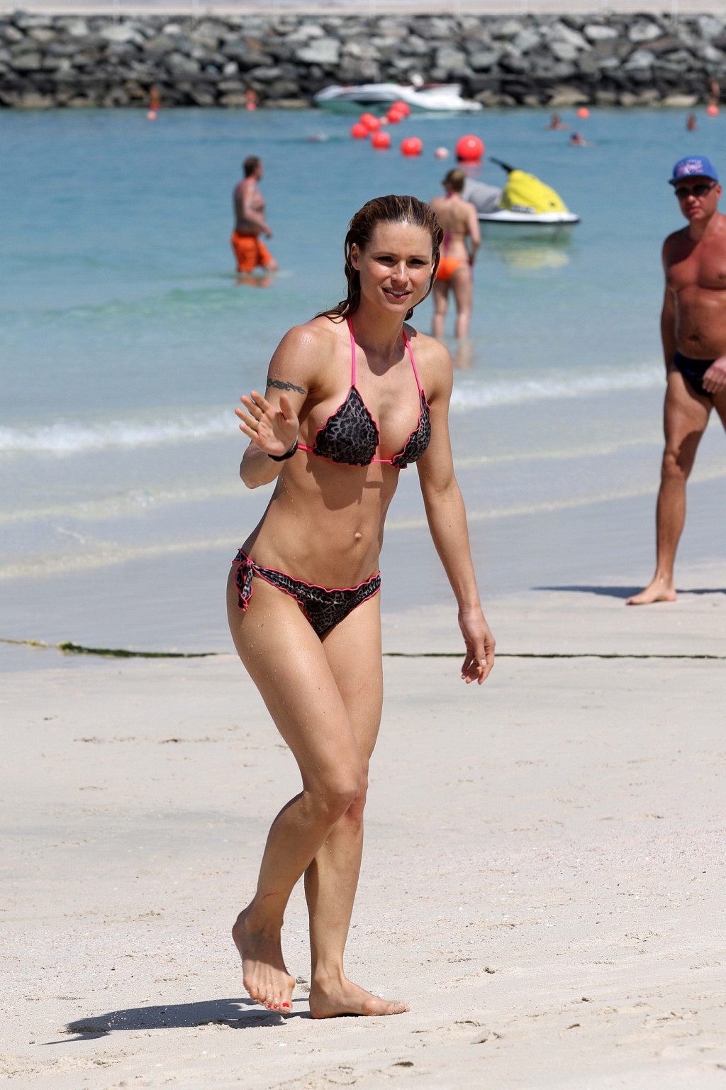 Michelle hunziker、ビキニでおっぱいと剃った股間を見せる
 #75144385