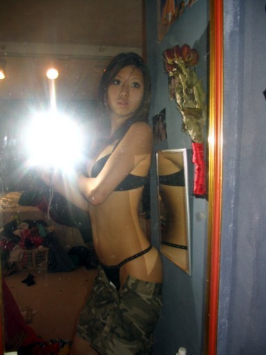 自分で撮影しているワイルドな女の子たち
 #68348074