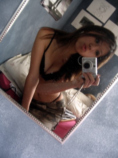 自分で撮影しているワイルドな女の子たち
 #68348093