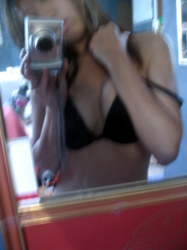 自分で撮影しているワイルドな女の子たち
 #68348096