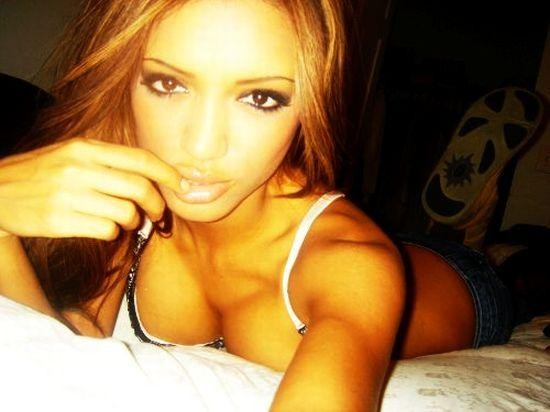 自分で撮影しているワイルドな女の子たち
 #68348109