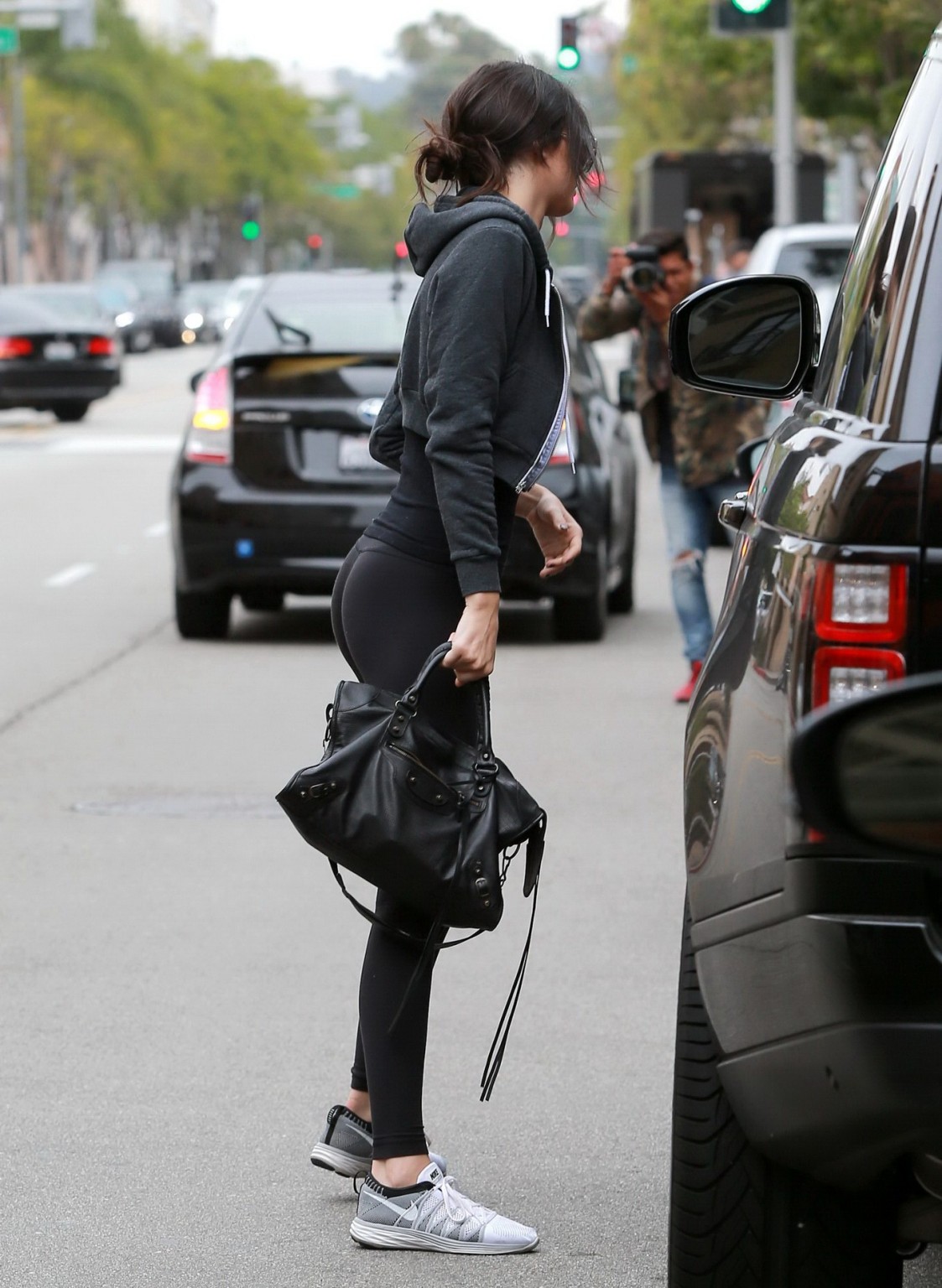 Kendall Jenner montre ses jambes et ses fesses dans un collant noir à Los Angeles.
 #75161967