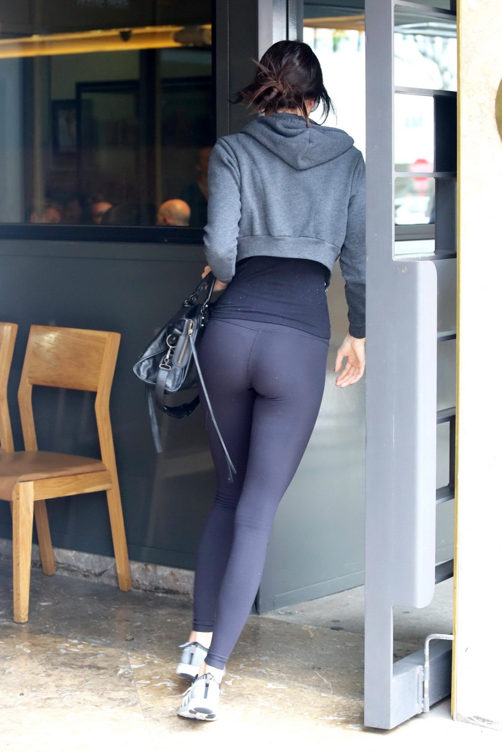 Kendall Jenner montre ses jambes et ses fesses dans un collant noir à Los Angeles.
 #75161994