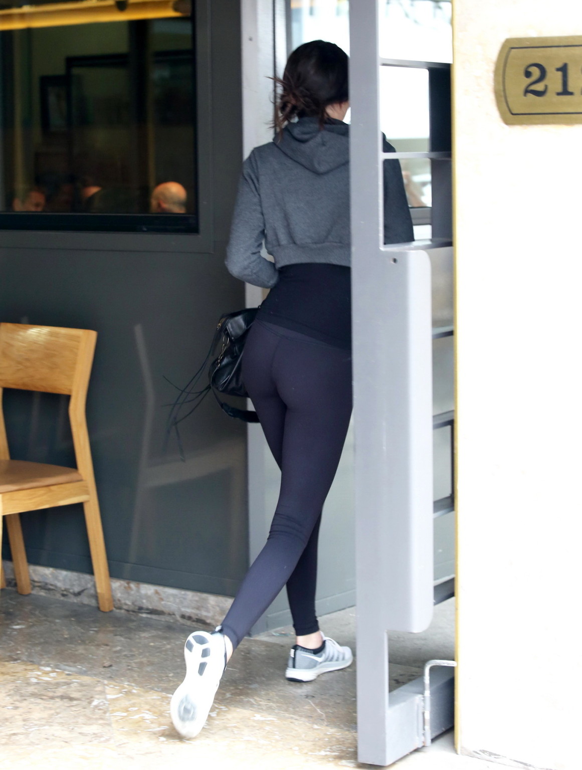 Kendall jenner shows ab sie beine und arsch wearing schwarz strumpfhose aus in la
 #75161996