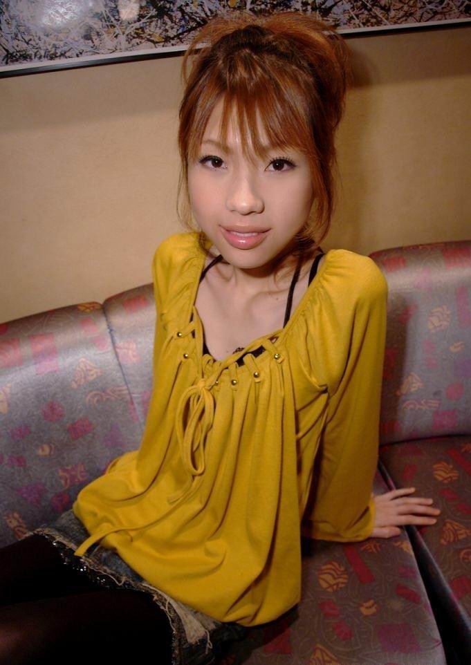 Joven asiática extremadamente delgada posando desnuda
 #69767428