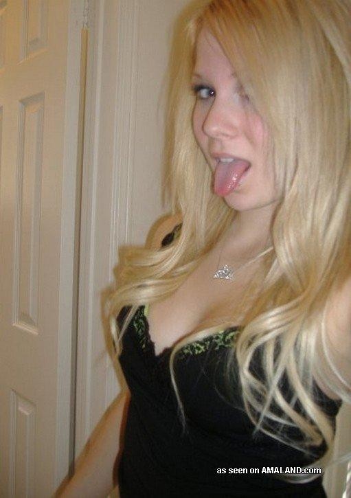 Steamy hot kinky amateur blondie posing for her boyfriend #75693000