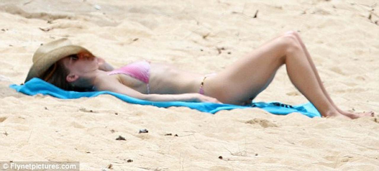 Hilary swank exponiendo su cuerpo sexy y su culo caliente en bikini en la playa
 #75308158