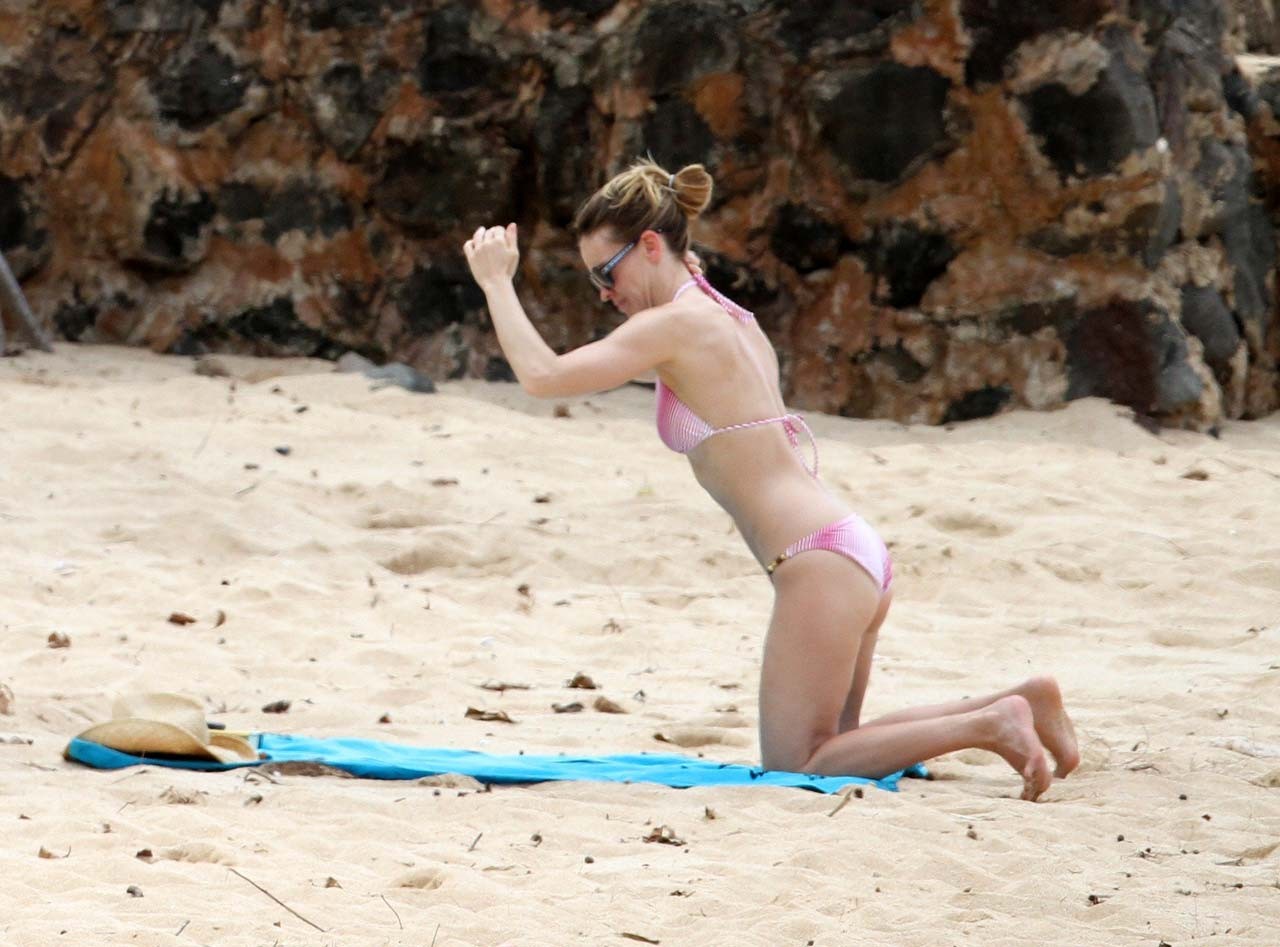 Hilary Swank entblößt sexy Körper und heißen Arsch im Bikini am Strand
 #75308333