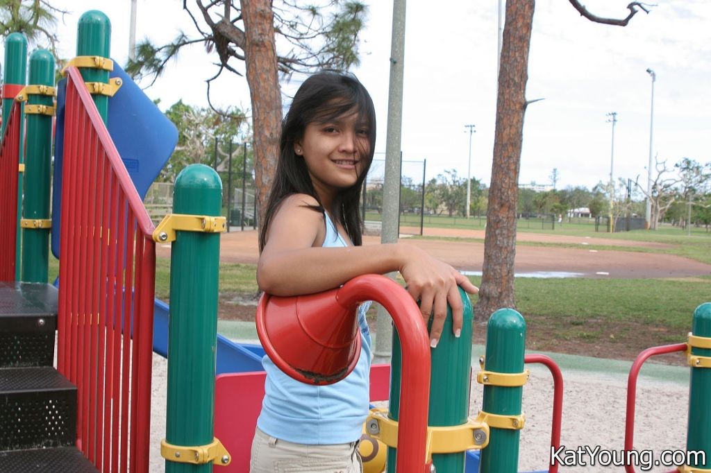 Kat young :: süßes asiatisches Mädchen blinkt Muschi in einem öffentlichen Park
 #69936605