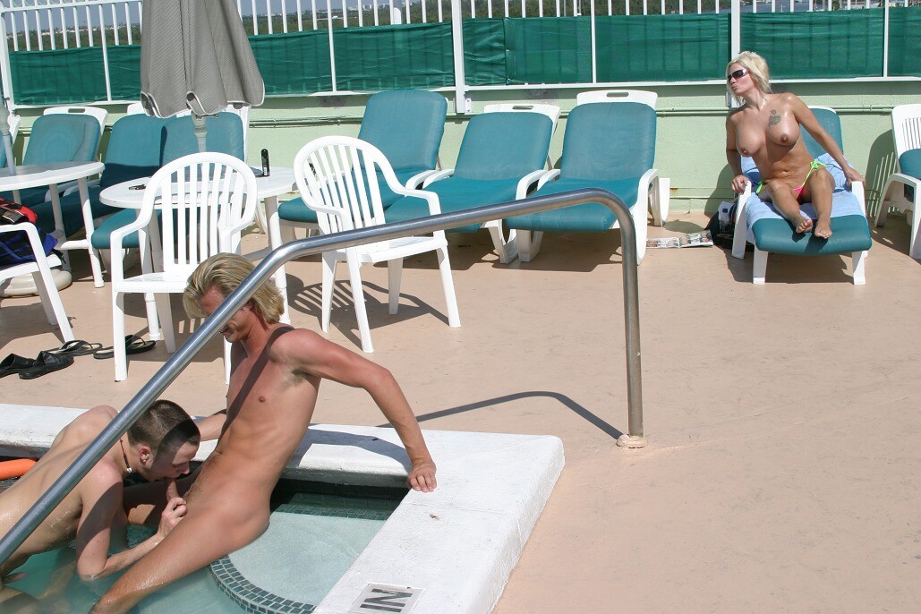 Caliente y caliente gay chicos de la playa follando y chupando por la piscina
 #76979155
