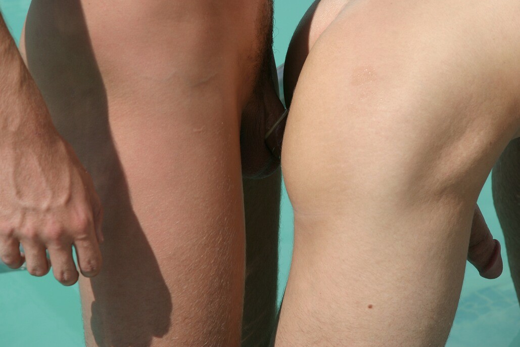 Des garçons de plage gays chauds et excités baisant et suçant au bord de la piscine. #76979180