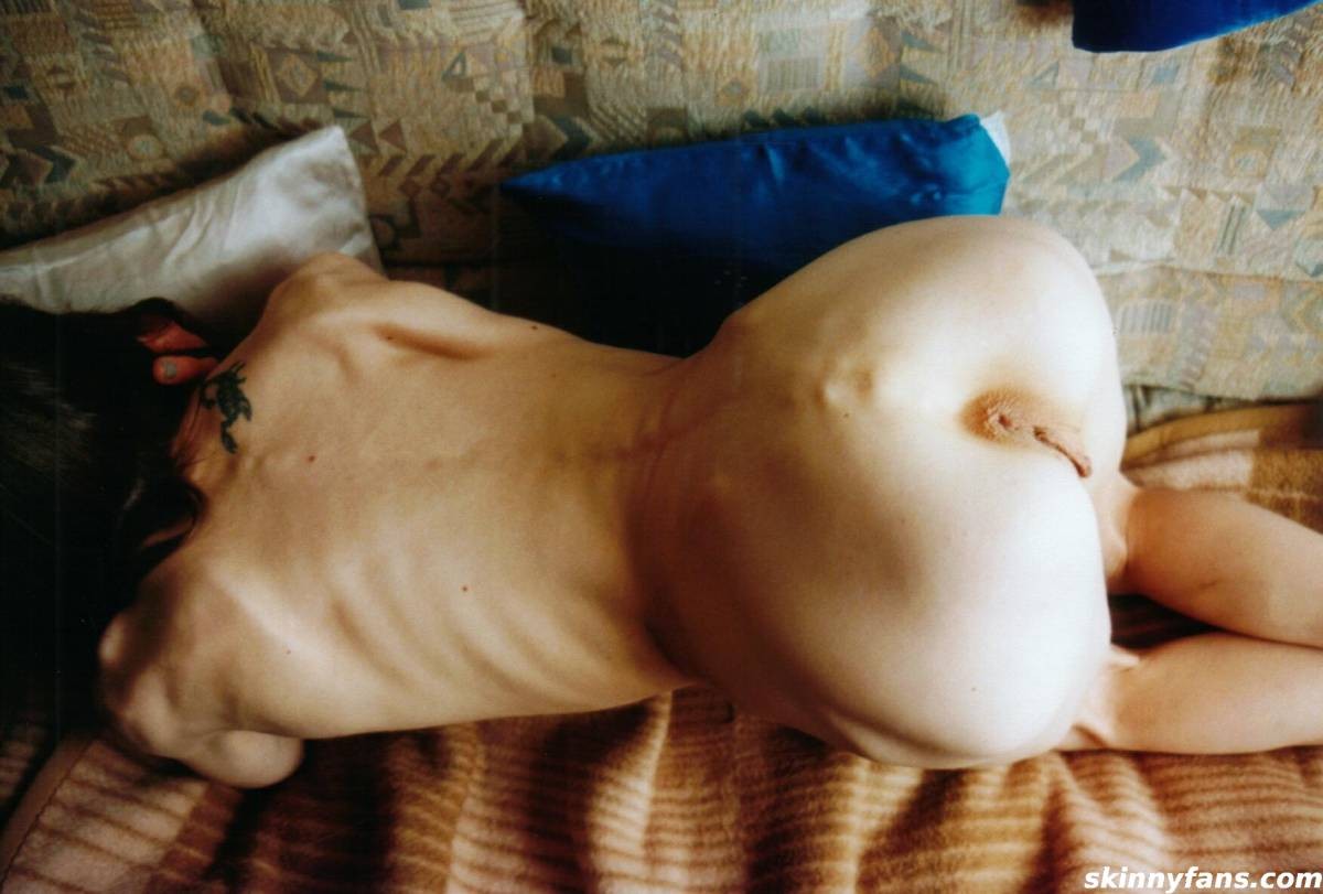 Ein nacktes Skinny Babe posiert drinnen
 #67284259
