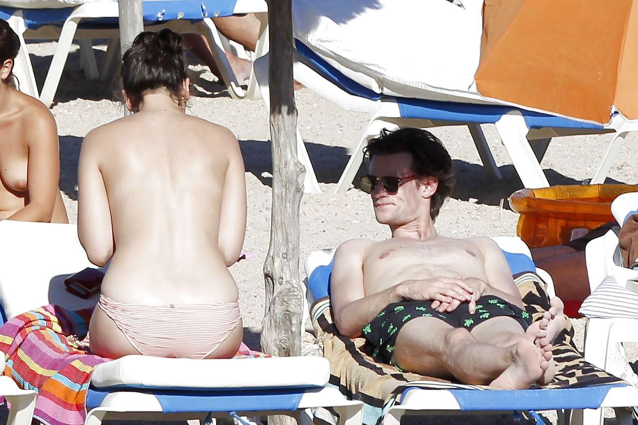 Daisy Lowe posant en bas et montrant ses seins sur la plage
 #75288113