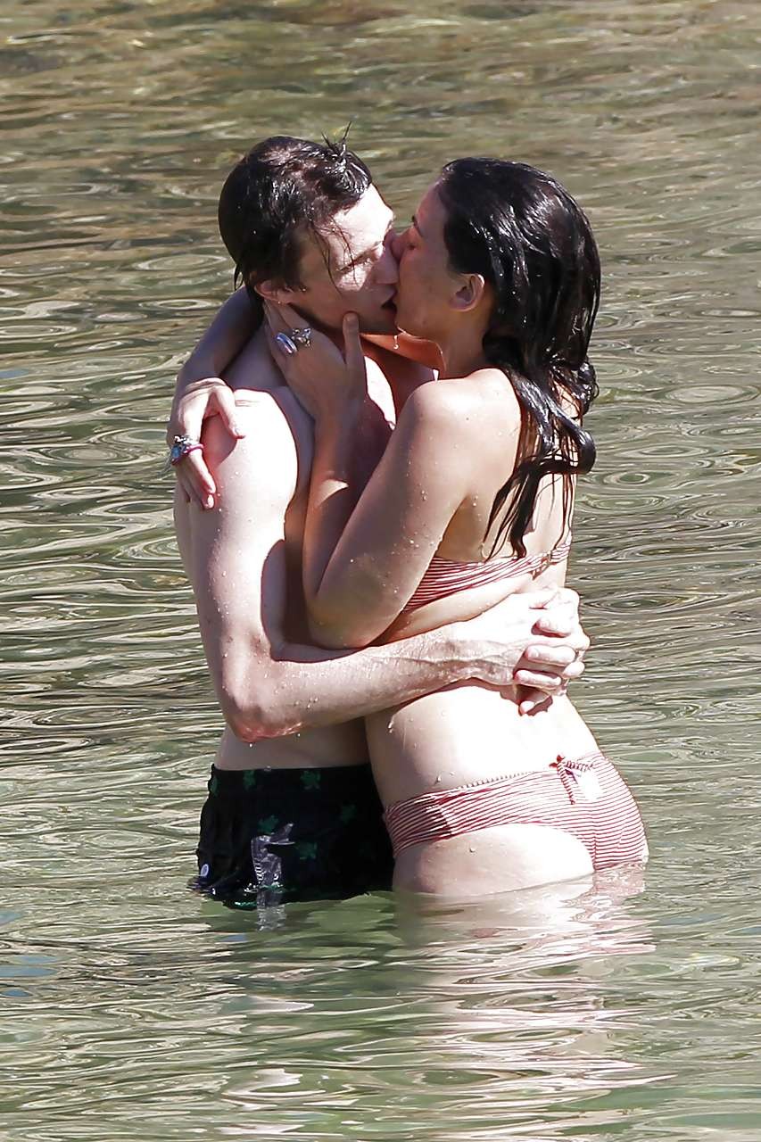 デイジー・ローはビーチでストッキングを履いて乳房を見せてポーズをとる
 #75288128