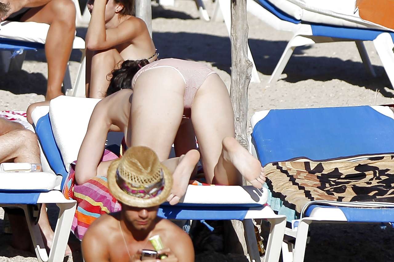 デイジー・ローはビーチでストッキングを履いて乳房を見せてポーズをとる
 #75288137
