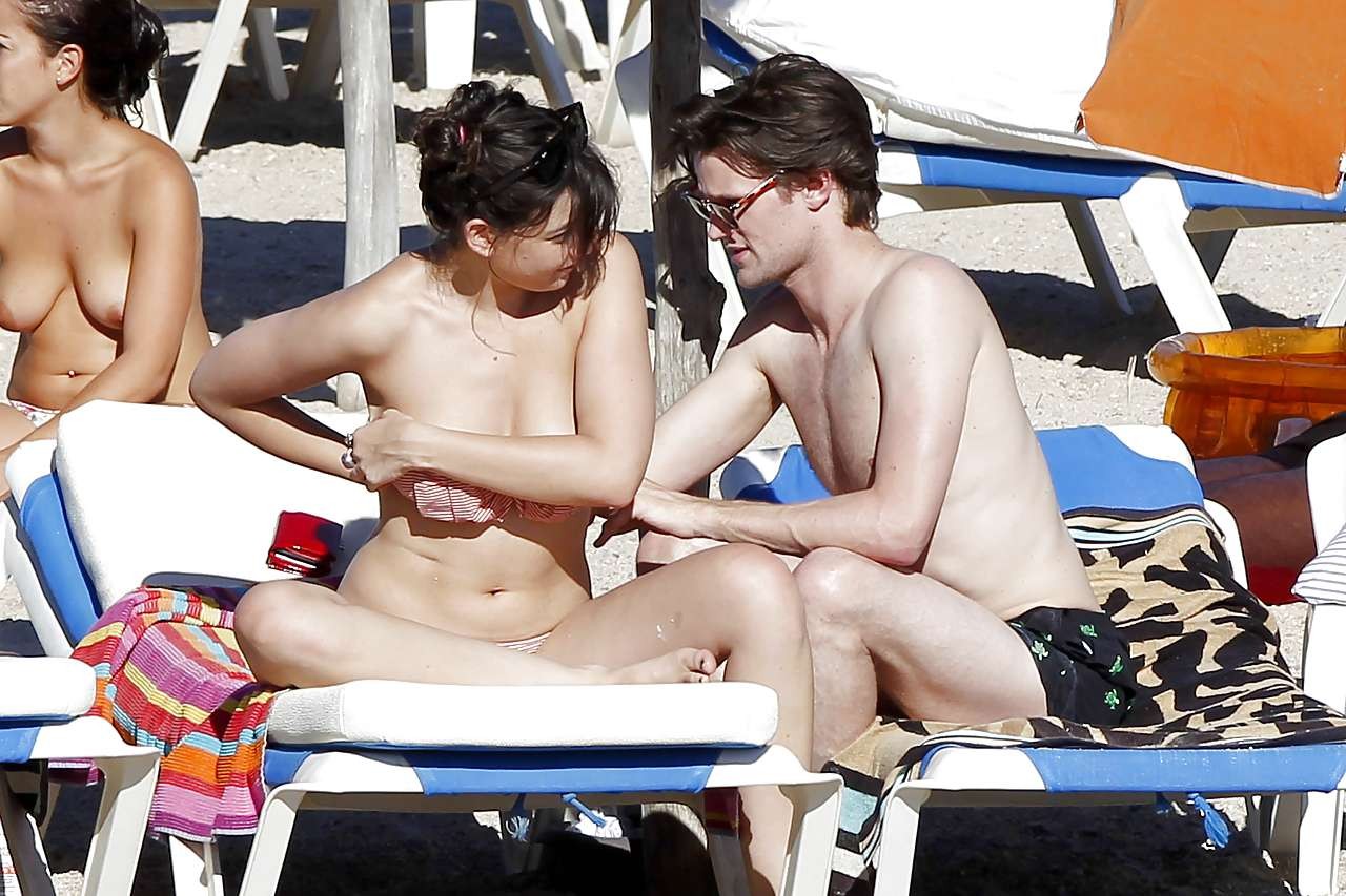 デイジー・ローはビーチでストッキングを履いて乳房を見せてポーズをとる
 #75288144