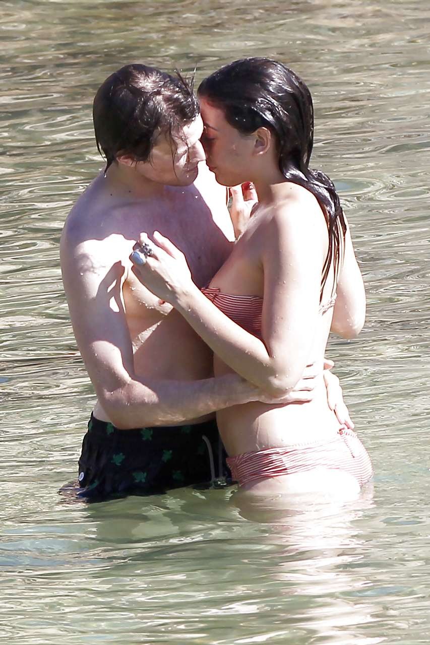 デイジー・ローはビーチでストッキングを履いて乳房を見せてポーズをとる
 #75288156