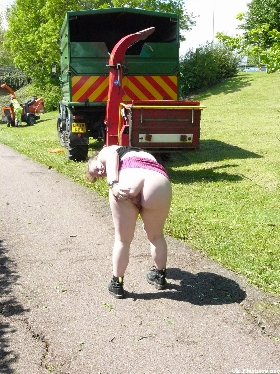 Amateur Fattys öffentliche Nacktheit und aufschlussreiche Outdoor-Stripteaser Exhibitionismus
 #67414572