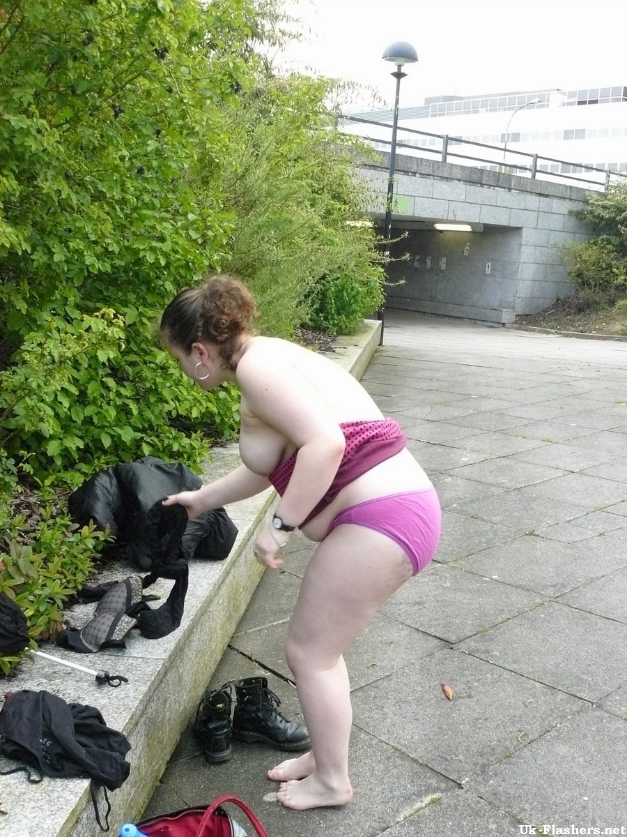 Amateur Fattys öffentliche Nacktheit und aufschlussreiche Outdoor-Stripteaser Exhibitionismus
 #67414647