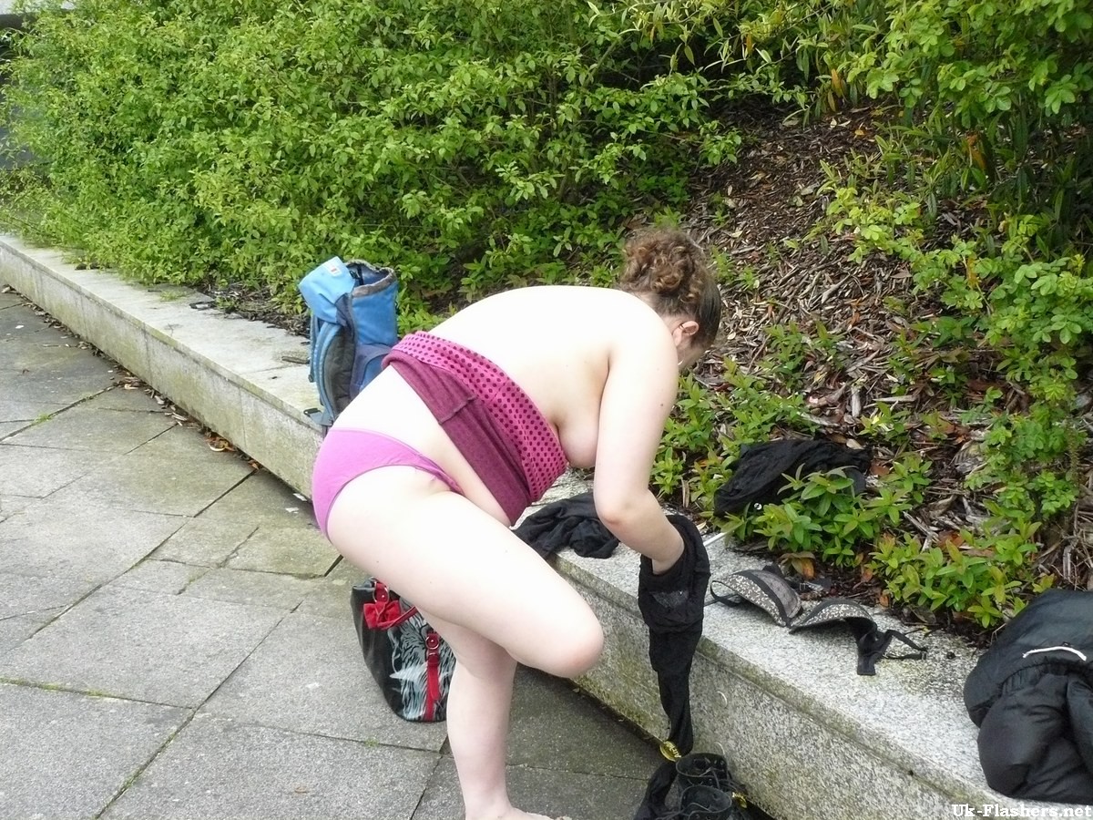 Amateur fattys desnudez pública y revelando stripteasers al aire libre exhibicionismo
 #67414659