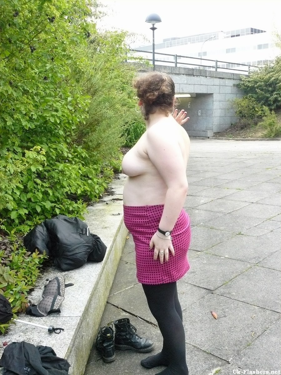 Amateur Fattys öffentliche Nacktheit und aufschlussreiche Outdoor-Stripteaser Exhibitionismus
 #67414696